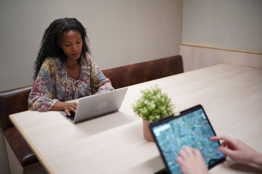 manager interviewing tech candidate